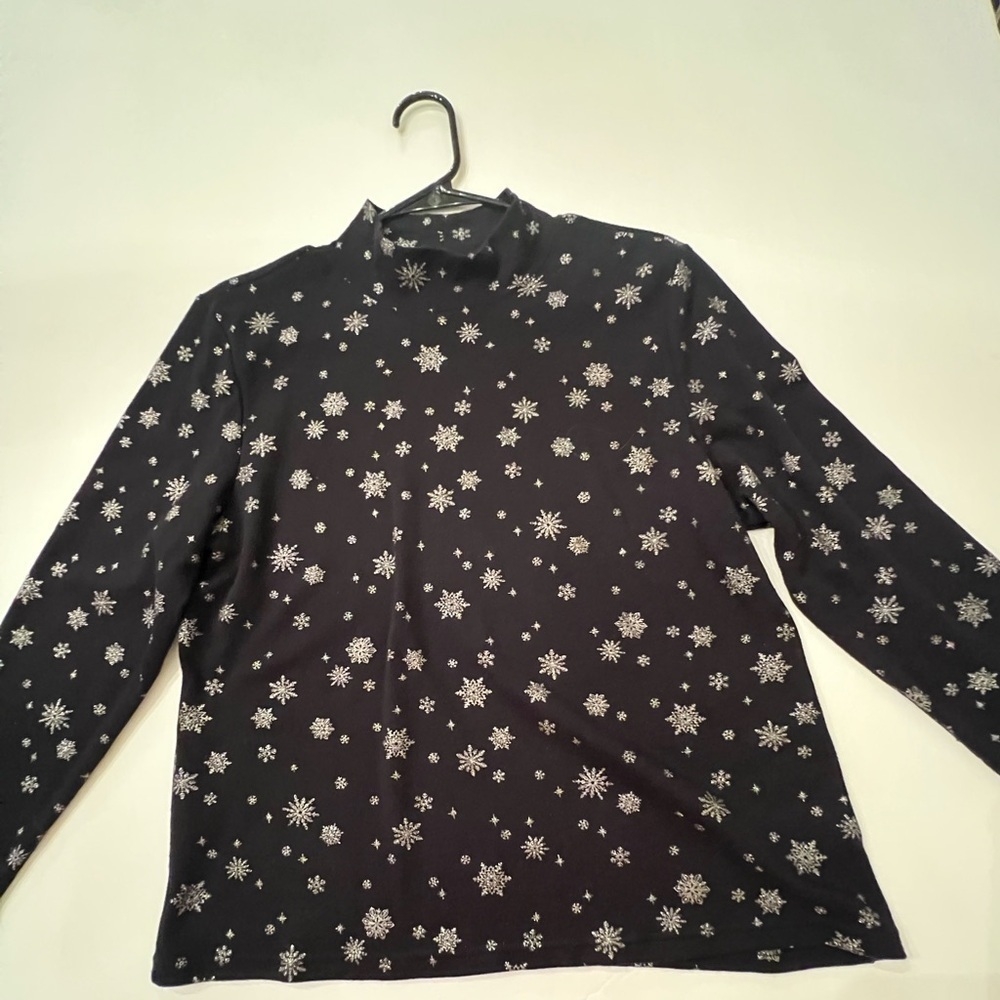 KAREN SCOTT BLACK MOCK TURTLE NECK LONG SLEEVE TEE WITH SILVER SNOWFLAKES
PXL